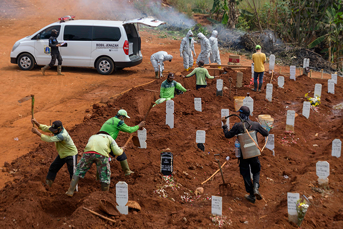 contioutra.com - Na Indonésia, pessoas que não usam máscaras são forçadas a cavar sepulturas das vítimas