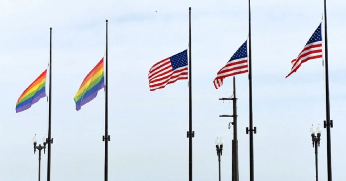 Joe Biden permite bandeiras LGBTs em órgãos do governo: “Precisamos assumir o papel de proteger estas pessoas”