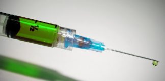 Adolescente se vacina contra a Covid-19 no lugar de idoso que já faleceu