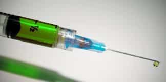 Adolescente se vacina contra a Covid-19 no lugar de idoso que já faleceu