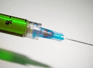 Adolescente se vacina contra a Covid-19 no lugar de idoso que já faleceu