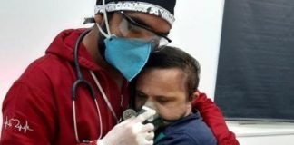 Por falta de UTI, paciente com Down fotografado em abraço com enfermeiro falece no AM