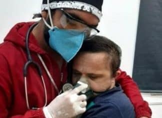 Por falta de UTI, paciente com Down fotografado em abraço com enfermeiro falece no AM