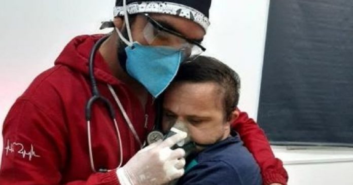Por falta de UTI, paciente com Down fotografado em abraço com enfermeiro falece no AM