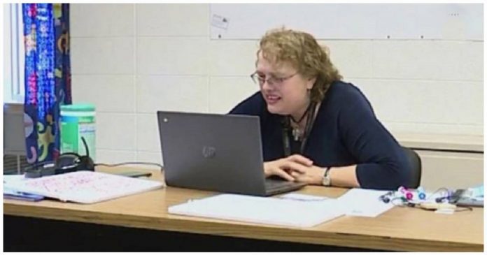 Professora salva avó de aluno ao notar sinais de derrame durante aula online