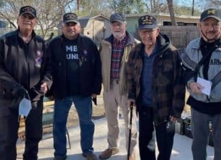 Comunidade se une para reformar casa em ruínas para que idoso de 94 anos tenha uma teto seguro para viver