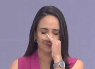 Apresentadora chora ao vivo com caso de criança que ligou para a PM para salvar a mãe