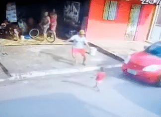 Câmera de segurança flagra momento em que homem salva criança de ser atropelada no Pará