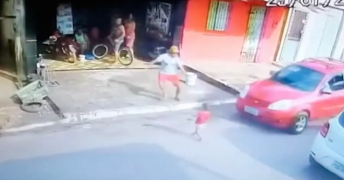 Câmera de segurança flagra momento em que homem salva criança de ser atropelada no Pará