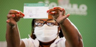 ‘Não tenham medo’, diz a enfermeira Mônica Calazans, 1ª pessoa a ser vacinada no país