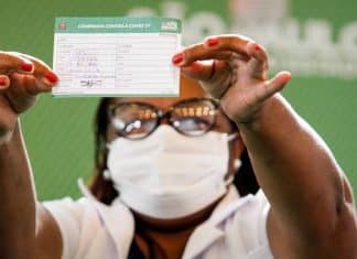 ‘Não tenham medo’, diz a enfermeira Mônica Calazans, 1ª pessoa a ser vacinada no país