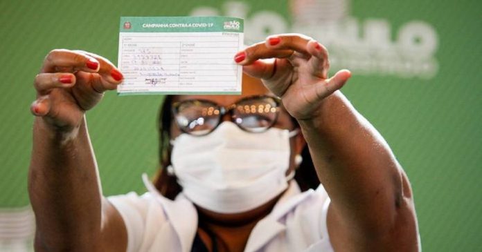 ‘Não tenham medo’, diz a enfermeira Mônica Calazans, 1ª pessoa a ser vacinada no país