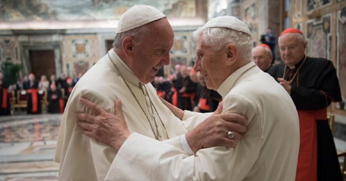 Papa Francisco e papa emérito Bento XVI já se vacinaram contra a Covid-19