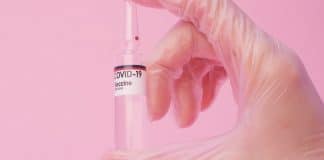 Índia finalmente libera exportação da vacina de Oxford para o Brasil; as doses devem chegar na sexta