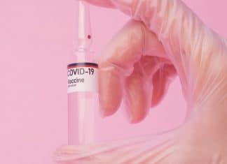 Índia finalmente libera exportação da vacina de Oxford para o Brasil; as doses devem chegar na sexta