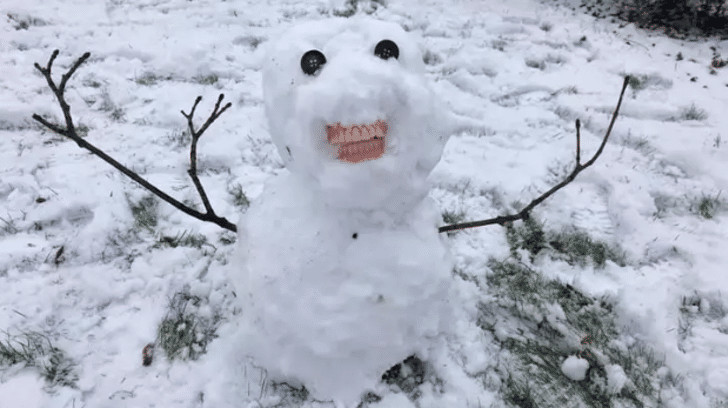 contioutra.com - Netinhos usam a dentadura da bisav&oacute; para fazer um boneco de neve. O resultado &eacute; c&ocirc;mico!