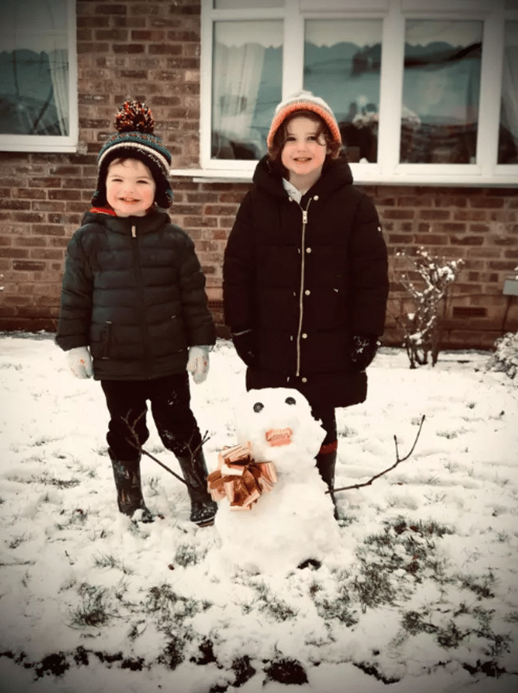 contioutra.com - Netinhos usam a dentadura da bisav&oacute; para fazer um boneco de neve. O resultado &eacute; c&ocirc;mico!