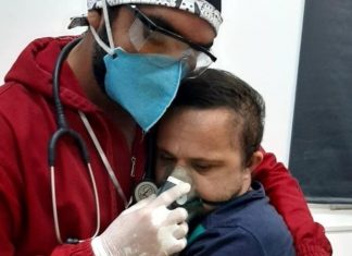 Enfermeiro abraça paciente com Síndrome de Down para tranquilizá-lo e dar oxigênio no AM