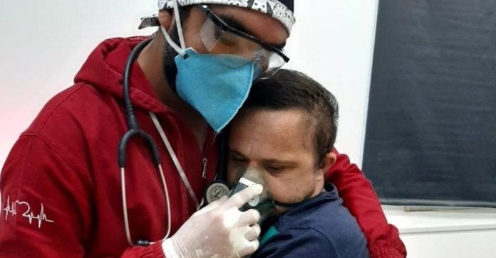 Enfermeiro abraça paciente com Síndrome de Down para tranquilizá-lo e dar oxigênio no AM