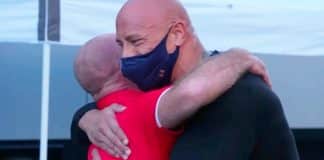 Dwayne Johnson dá carro de 157 mil a amigo que o ajudou no início de sua carreira