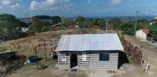 Mãe e filha constroem casa usando garrafas de vidro recolhidas do lixo Mãe e filha constroem casa usando garrafas de vidro recolhidas do lixo