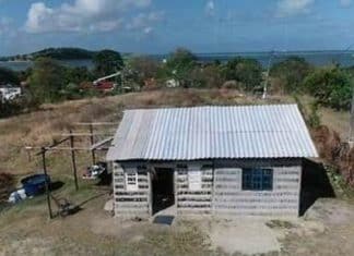 Mãe e filha constroem casa usando garrafas de vidro recolhidas do lixo