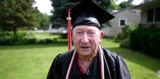 Veterano da Guerra da Coréia se formou no ensino médio aos 87 anos.