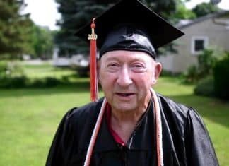 Veterano da Guerra da Coréia se formou no ensino médio aos 87 anos.