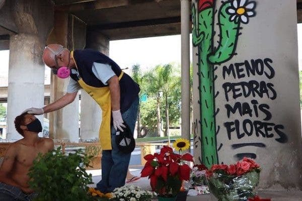 contioutra.com - Padre Júlio espalha flores em local onde prefeitura pôs pedras para afastar moradores de rua