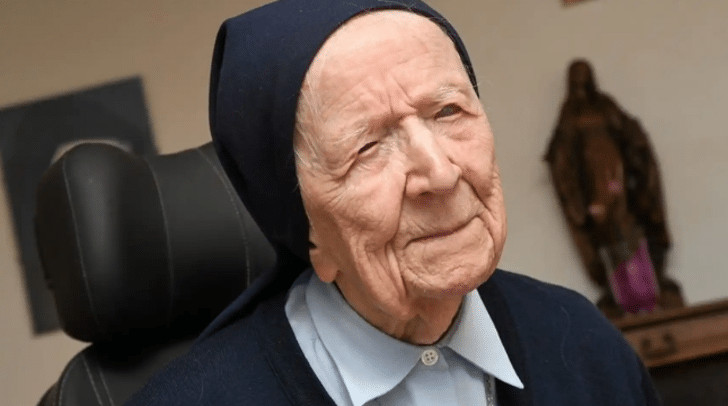 contioutra.com - Com 116 anos, a freira Lucile Randon, segunda pessoa mais velha do mundo se cura do Covid-19.