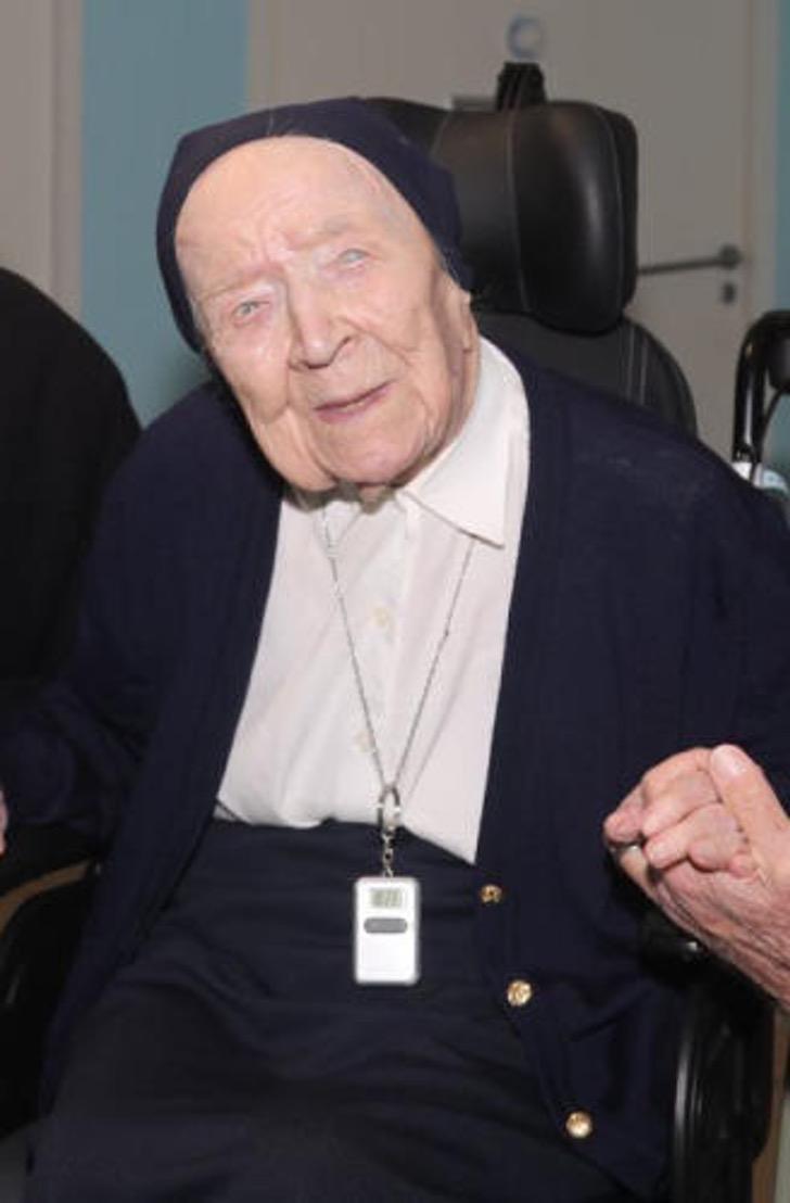 contioutra.com - Com 116 anos, a freira Lucile Randon, segunda pessoa mais velha do mundo se cura do Covid-19.
