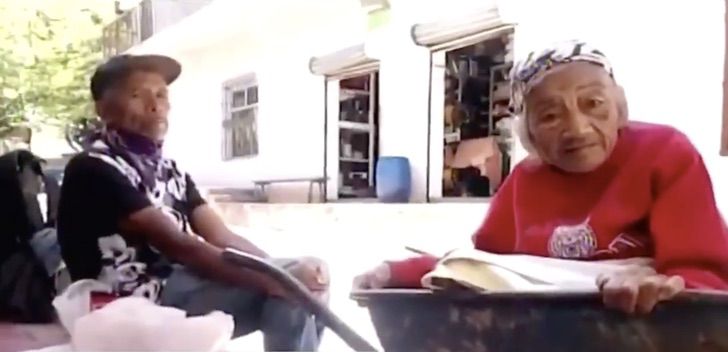 contioutra.com - Vídeo mostra filho levando sua mãe de 100 anos em um carrinho de mão para vaciná-la.