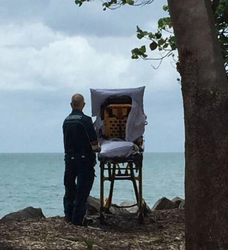 contioutra.com - Paramédicos levam paciente para olhar a praia pela última vez. Eles realizaram seu sonho!