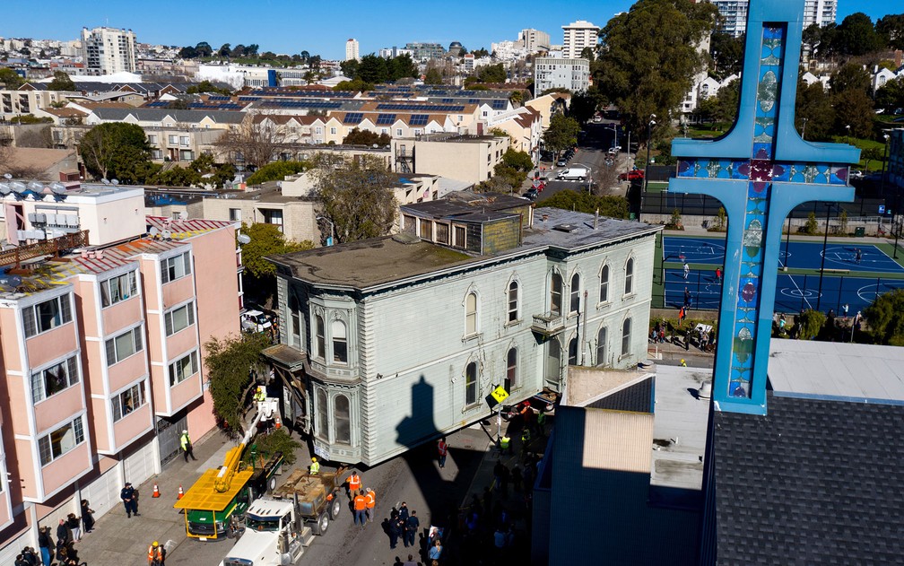contioutra.com - Casa é transportada para mudar de endereço em San Francisco. As imagens impressionam!