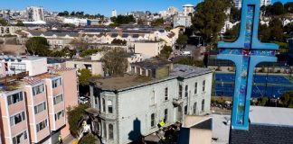 Casa é transportada para mudar de endereço em San Francisco. As imagens impressionam!