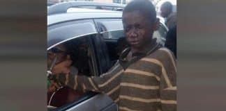 Menino se aproxima de carro para pedir dinheiro e vai às lágrimas ao ouvir a pessoa do outro lado