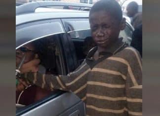 Menino se aproxima de carro para pedir dinheiro e vai às lágrimas ao ouvir a pessoa do outro lado