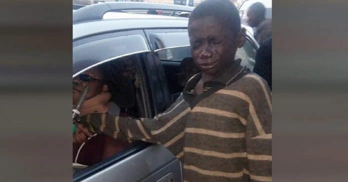 Menino se aproxima de carro para pedir dinheiro e vai às lágrimas ao ouvir a pessoa do outro lado