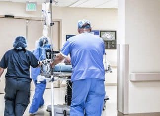 Mãe omite diagnóstico de Covid-19 e falece junto com o marido e os três filhos