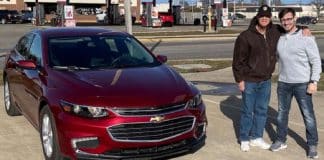 Cidade se une para doar carro a entregador de pizza que há 30 anos trabalha com um sorriso no rosto