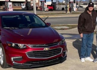 Cidade se une para doar carro a entregador de pizza que há 30 anos trabalha com um sorriso no rosto