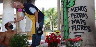 Padre Júlio espalha flores em local onde prefeitura pôs pedras para afastar moradores de rua