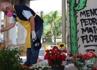 Padre Júlio espalha flores em local onde prefeitura pôs pedras para afastar moradores de rua