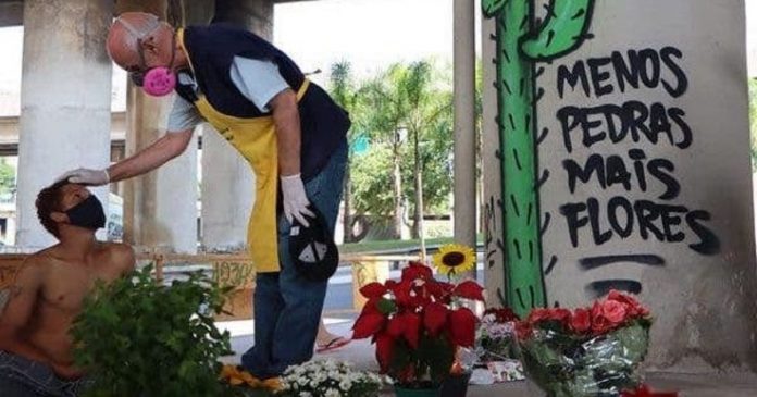Padre Júlio espalha flores em local onde prefeitura pôs pedras para afastar moradores de rua