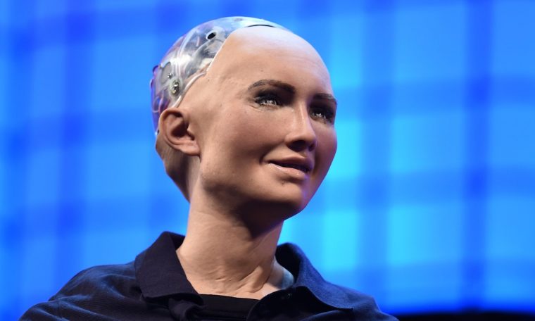contioutra.com - Sophia, a robô que prometeu que destruiria a humanidade, será produzida em massa por empresa