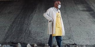 Com as próprias mãos, Padre Júlio Lancellotti quebra pedras colocadas sob viaduto para afastar população de rua