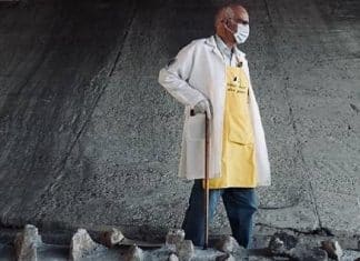 Com as próprias mãos, Padre Júlio Lancellotti quebra pedras colocadas sob viaduto para afastar população de rua