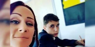 Seu filho era mal-educado com os professores, então ela decidiu acompanhá-lo nas aulas