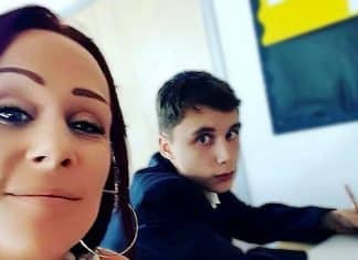 Seu filho era mal-educado com os professores, então ela decidiu acompanhá-lo nas aulas