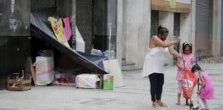 Mãe que mora na rua transforma calçada em um lar para as filhas